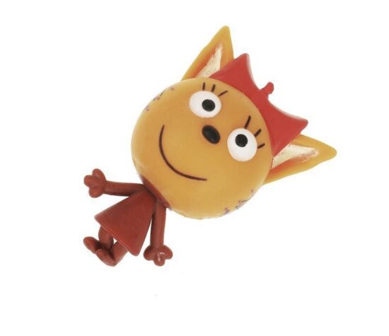 Karamele. Trīs kaķi. Smiltis.