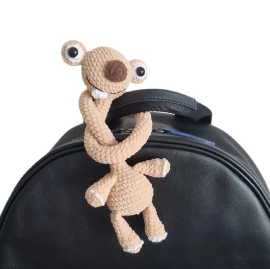 Roku darbs tamborēta rotaļlieta "Ledus laikmets" Sid, somas dekorācija.